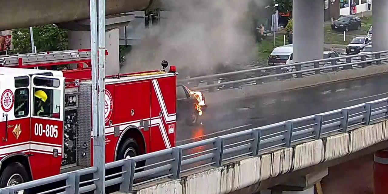 Se incendia auto en salida a Tulancingo