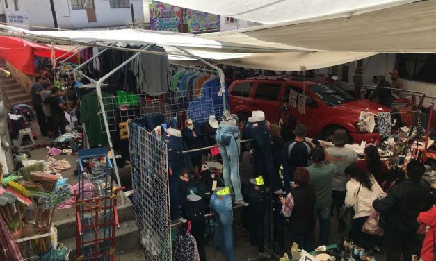 Camioneta embiste a personas en tianguis de Tulancingo