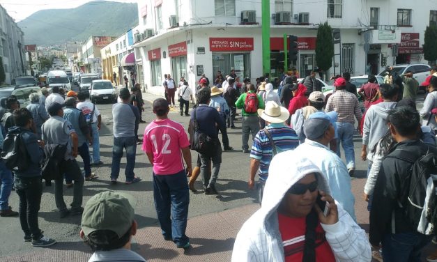Habitantes de Ixmiquilpan cierran calle Gómez Pérez en Pachuca