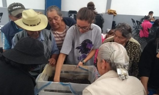 Aprenden adultos mayores elaboración de huertos urbanos