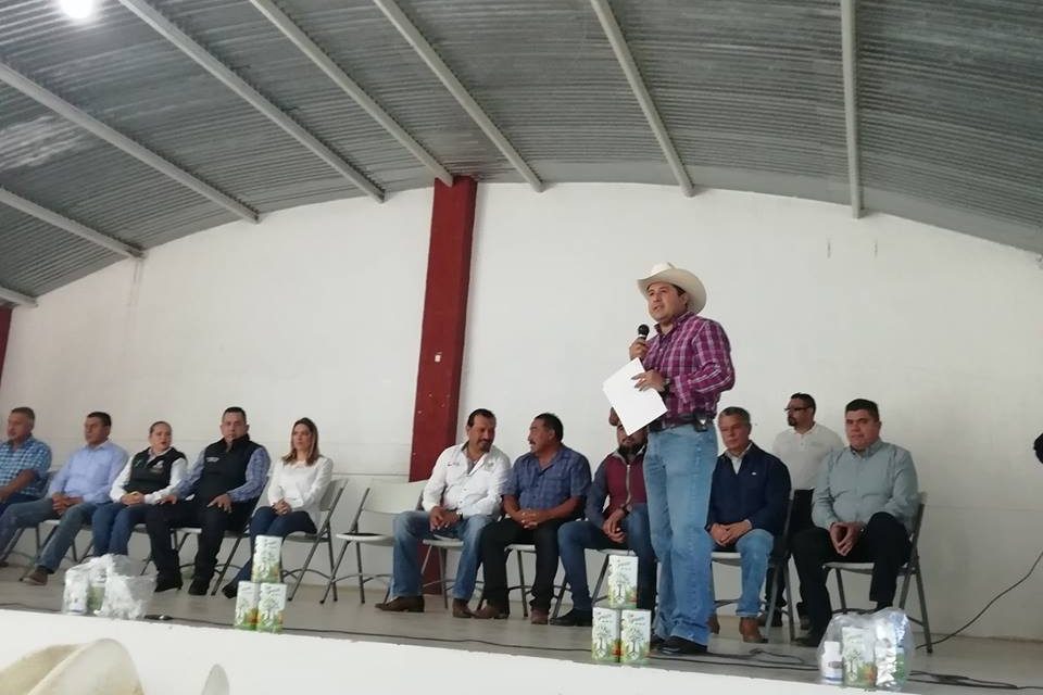 Productores de Zapotlán reciben incentivos para siembra de avena