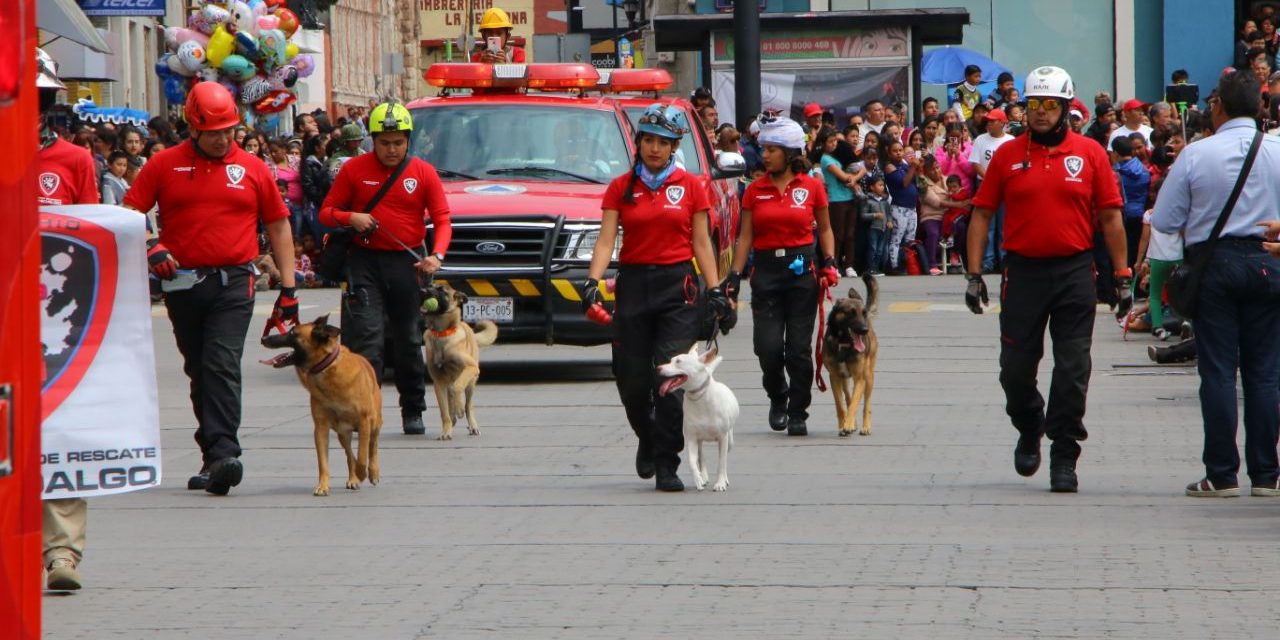 Binomios caninos y aeronaves participaron en desfile conmemorativo de Pachuca