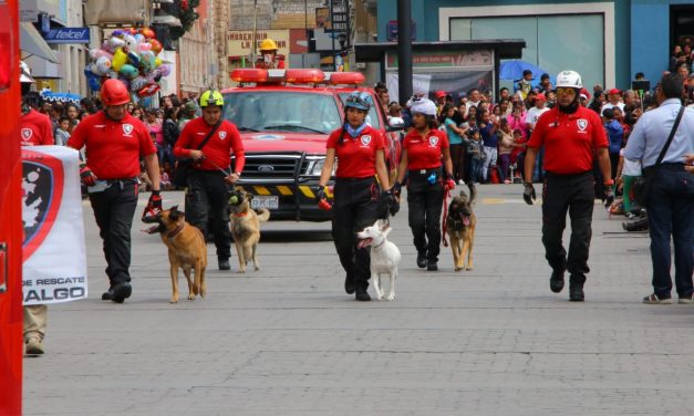 Binomios caninos y aeronaves participaron en desfile conmemorativo de Pachuca