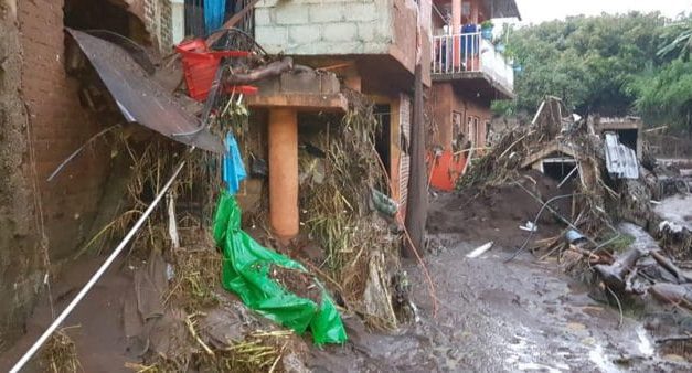 Tromba en Peribán, Michoacán, causa desbordamiento de río