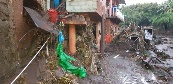 Tromba en Peribán, Michoacán, causa desbordamiento de río