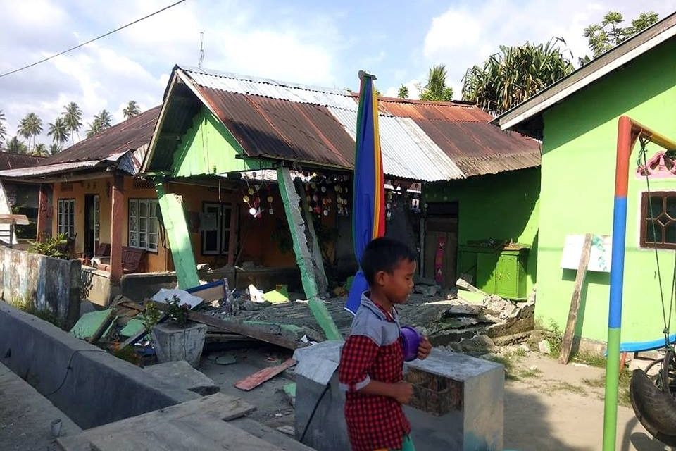Terremoto y tsunami afectan Indonesia
