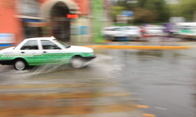 Taxistas limitan servicio en Pachuca por baches