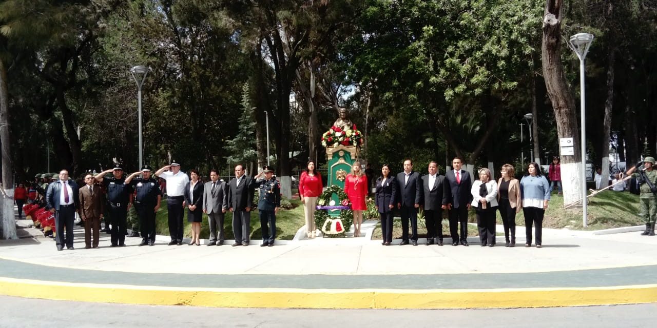 Montan guardia de honor en monumento de Josefa Ortiz