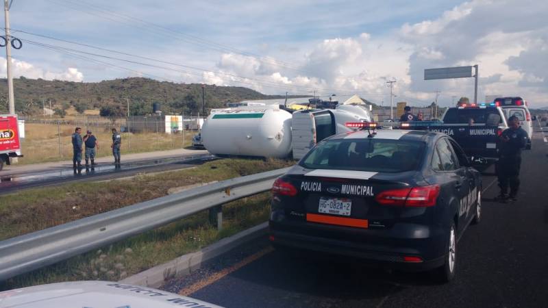 Se registra choque de camiones en Epazoyucan