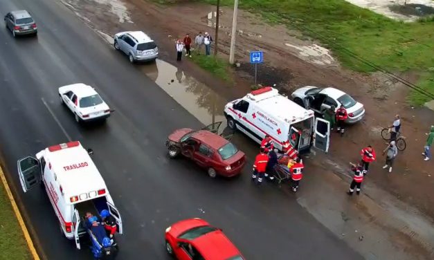 Patrulla de Metepec impacta a coche particular