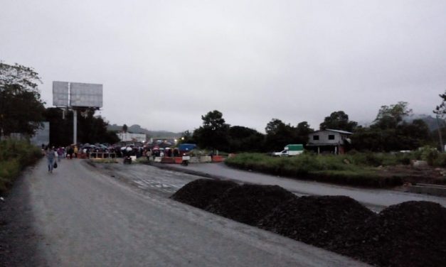 Bloquean acceso a la Huasteca