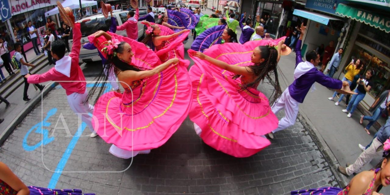 Desfile multicultural en Pachuca
