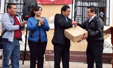 Alcalde de Zapotlán entrega apoyos en educación