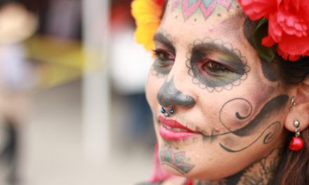 Se tatuó la cara de la catrina para rendir tributo a México