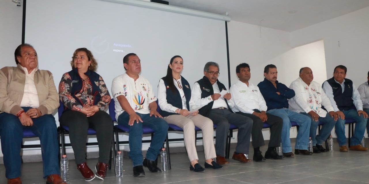Firman convenio para vincular a jóvenes de la Otomí-Tepehua con campo laboral