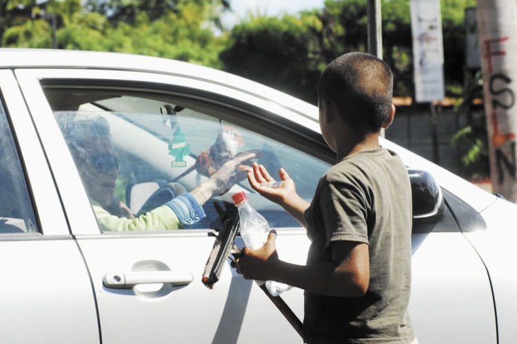 SIPINNA rescatará a niños que trabajan en semáforos