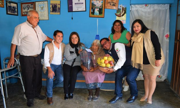 Ayuntamiento de San Salvador reconoce a adultos mayores de 100 años