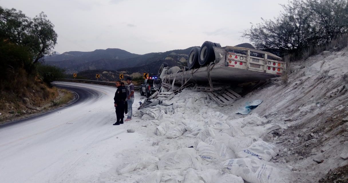 Vuelca camión con harina en San Agustín Metzquititlán