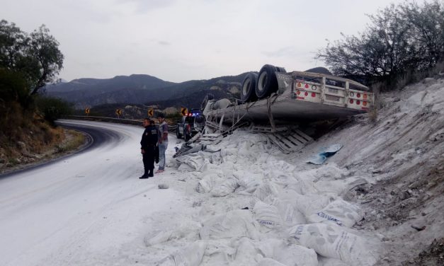 Vuelca camión con harina en San Agustín Metzquititlán