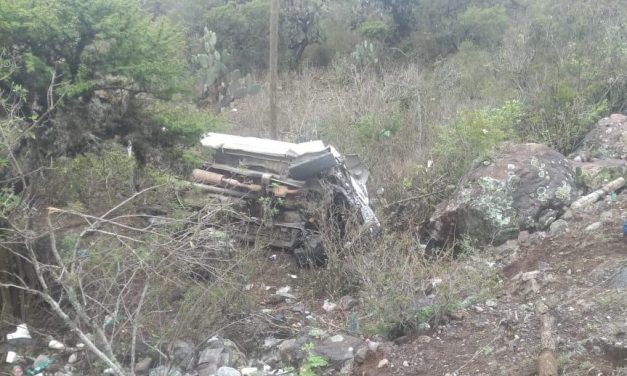 Dos lesionados tras volcadura en San Agustín Metzquititlán