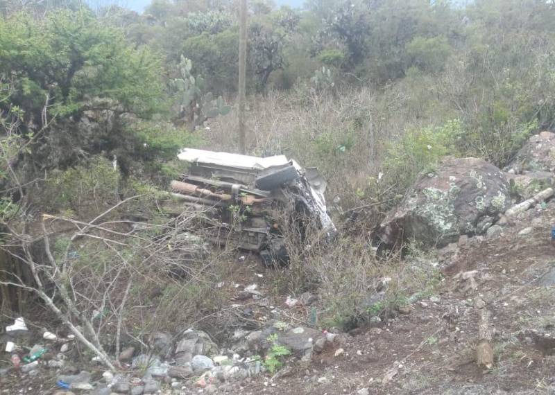Dos lesionados tras volcadura en San Agustín Metzquititlán