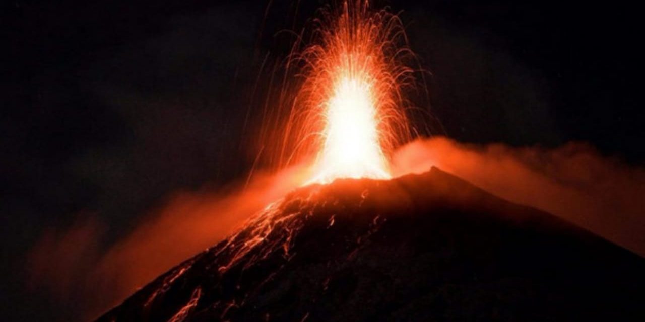 Volcán de fuego en Guatemala registra nuevos flujos de lava