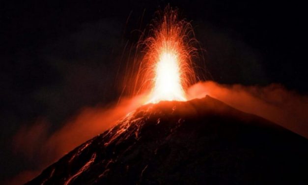 Volcán de fuego en Guatemala registra nuevos flujos de lava