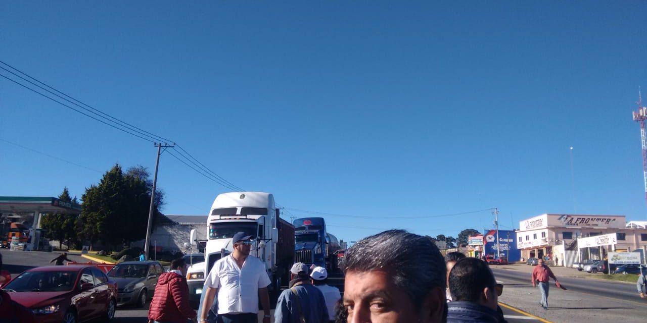Bloquean profesores jubilados la México-Pachuca