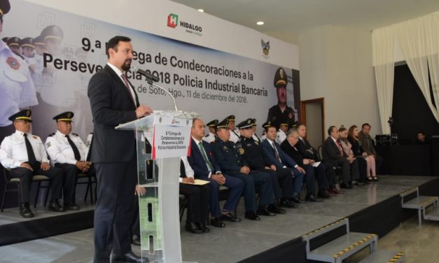 Secretario de Seguridad entrega condecoraciones a elementos de la Policía Industrial Bancaria