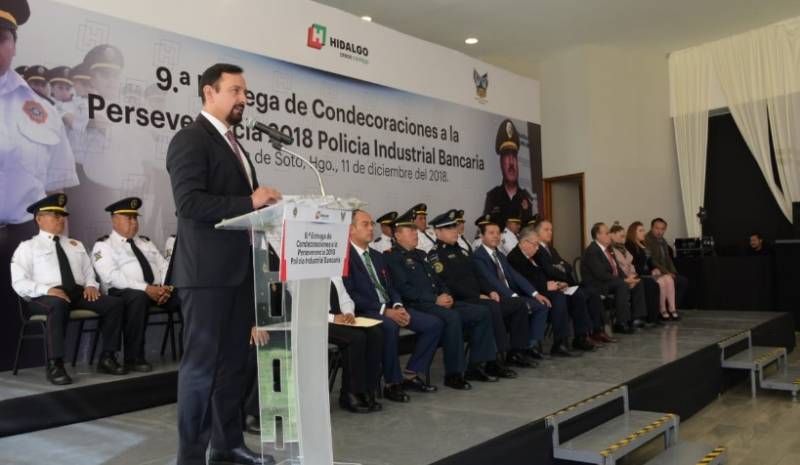 Secretario de Seguridad entrega condecoraciones a elementos de la Policía Industrial Bancaria