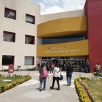 Denuncian Hospital sin estacionamiento