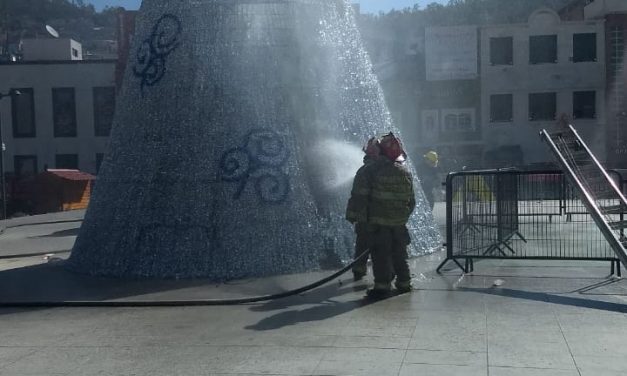 Prenden fuego al árbol navideño de Pachuca