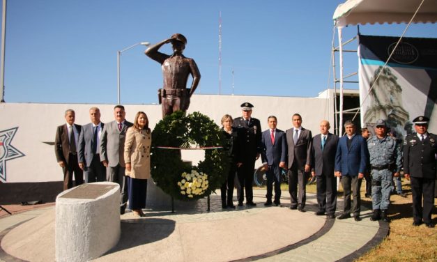 Policías con 15 años de servicio reciben homenaje