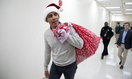 Obama entrega juguetes en hospital