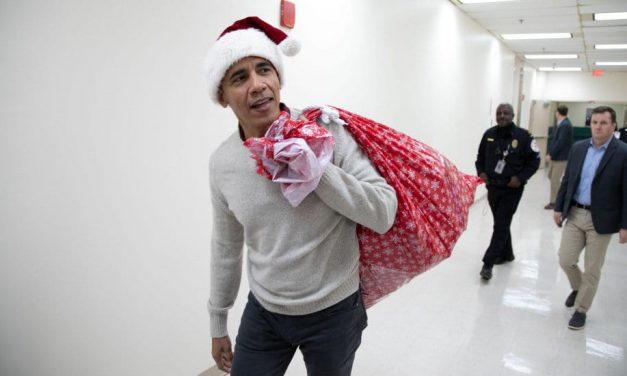 Obama entrega juguetes en hospital