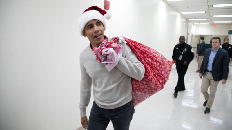 Obama entrega juguetes en hospital