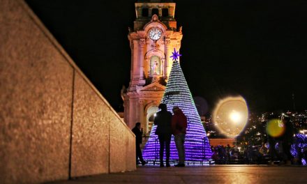 Encienden árbol y villa navideña en Pachuca