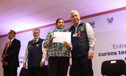 Funcionarios municipales del DIF reciben certificados en estándares de competencias
