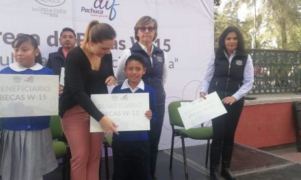 Ayuntamiento de Pachuca entrega becas a 836 estudiantes de primaria