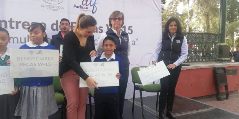 Ayuntamiento de Pachuca entrega becas a 836 estudiantes de primaria