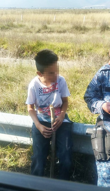 Rescatan a niño presuntamente abandonado en carretera México-Pachuca