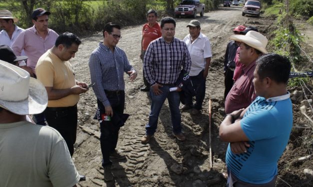 Dan banderazo de inicio a pavimentación de camino rural en Huejutla