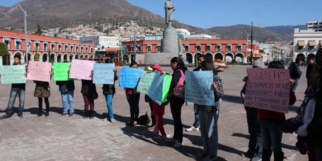 Manifestantes piden regrese el servicio de mototaxi a colonias de Pachuca