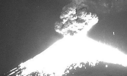 Popocatépetl emite explosión de 4 km de altura