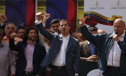 Juan Guaidó se autoproclama presidente encargado de Venezuela
