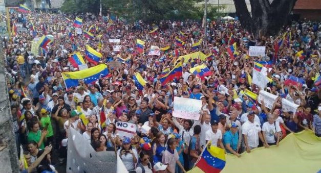 Miles de venezolanos se manifiestan contra Maduro