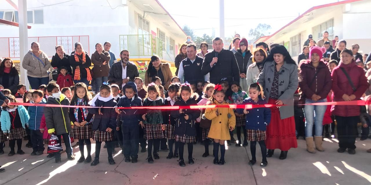 Alcalde de Tepeapulco inaugura techumbres en escuelas