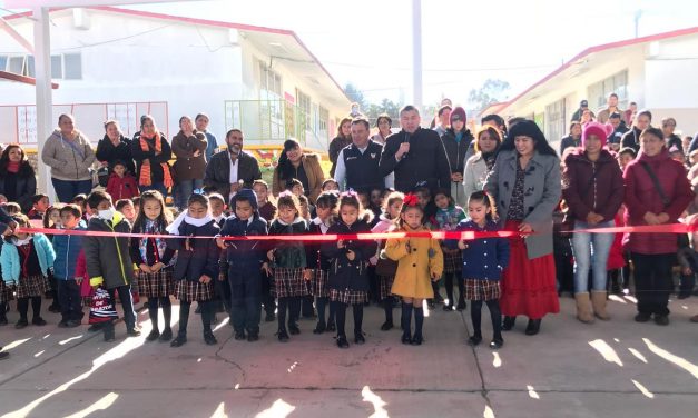 Alcalde de Tepeapulco inaugura techumbres en escuelas