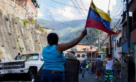 Detienen a militares en Venezuela; ciudadanos se suman a protestas
