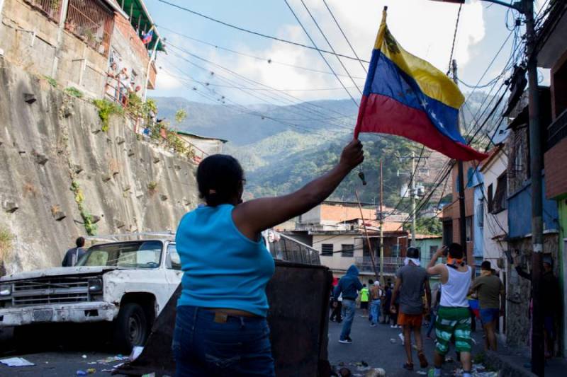 Detienen a militares en Venezuela; ciudadanos se suman a protestas
